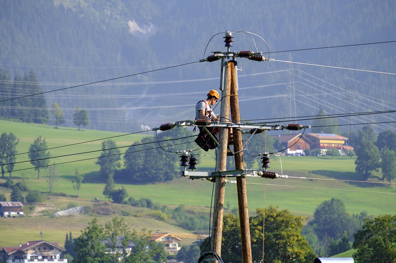 découvrez nos électriciens qualifiés et expérimentés prêts à répondre à tous vos besoins en électricité. que ce soit pour des installations, des réparations ou des mises aux normes, nos professionnels garantissent un service rapide et sécurisé pour votre confort et votre sécurité.